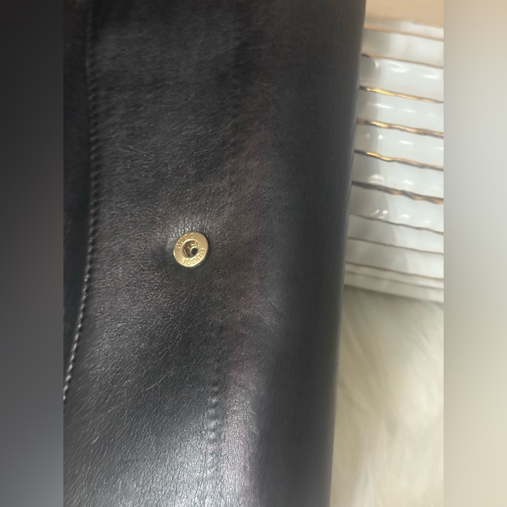 Vintage Gucci Black Leather Waist wallet with Gold Emblem - Picture 7 of 17
